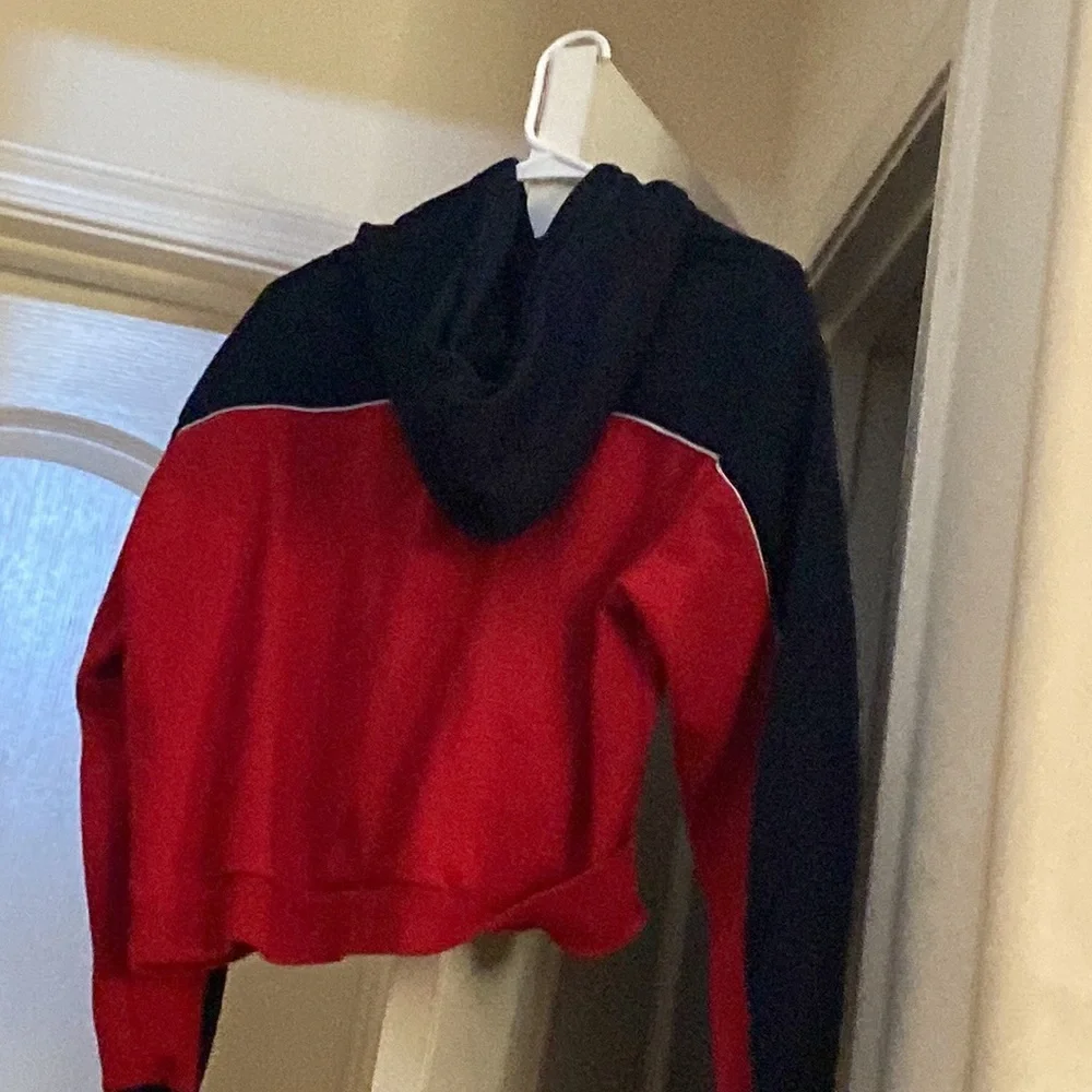 Cropped black and red hoddie - Picture 2 of 4